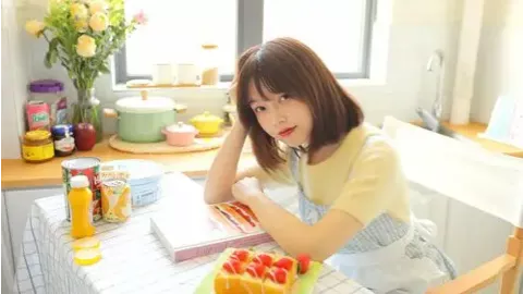 上海滨江公园机器人遛狗